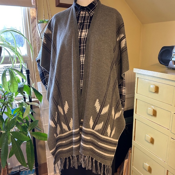 ROOTS Canada Poncho  - Grey Acrylic - Picture 3 of 7